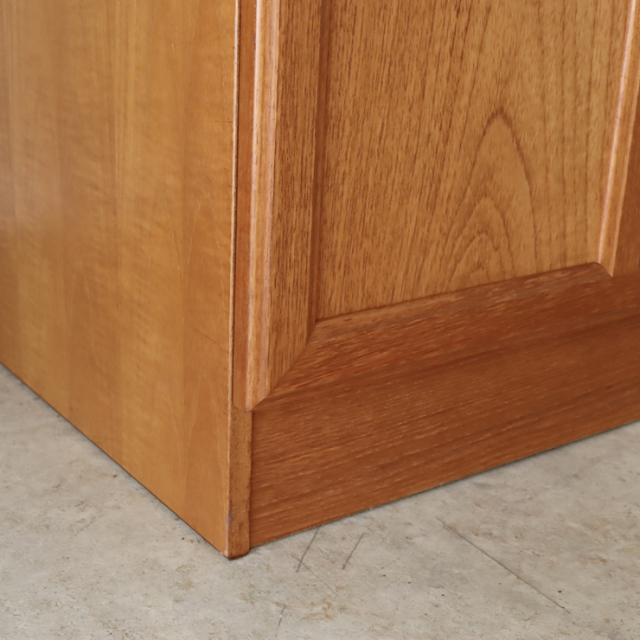 マッキントッシュ（Mcintosh）ビンテージのサイドボードの左下傷