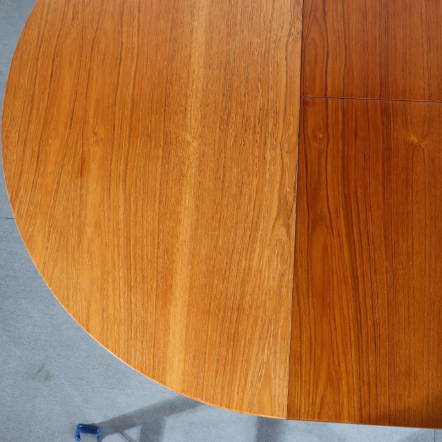 ネイサンNathanのダイニングテーブル