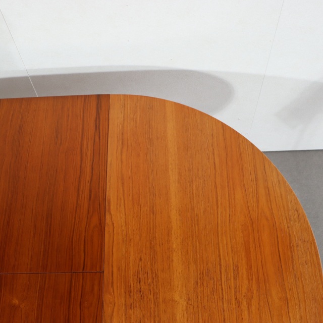 ネイサンNathanのダイニングテーブル