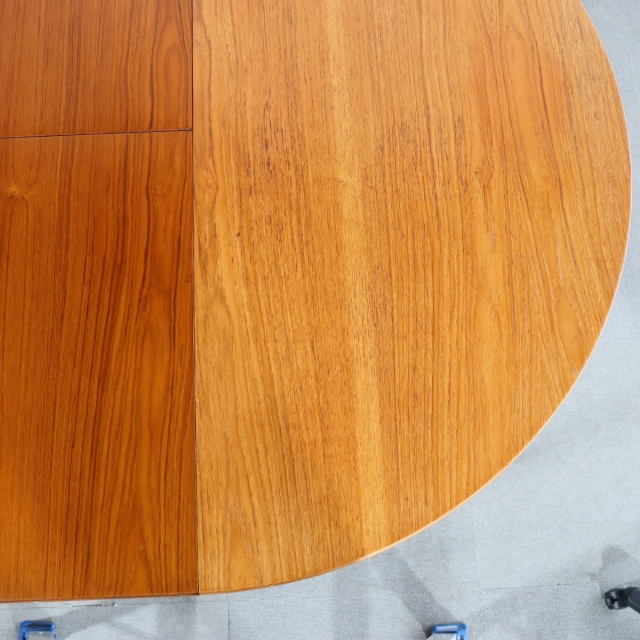 ネイサンNathanのダイニングテーブル