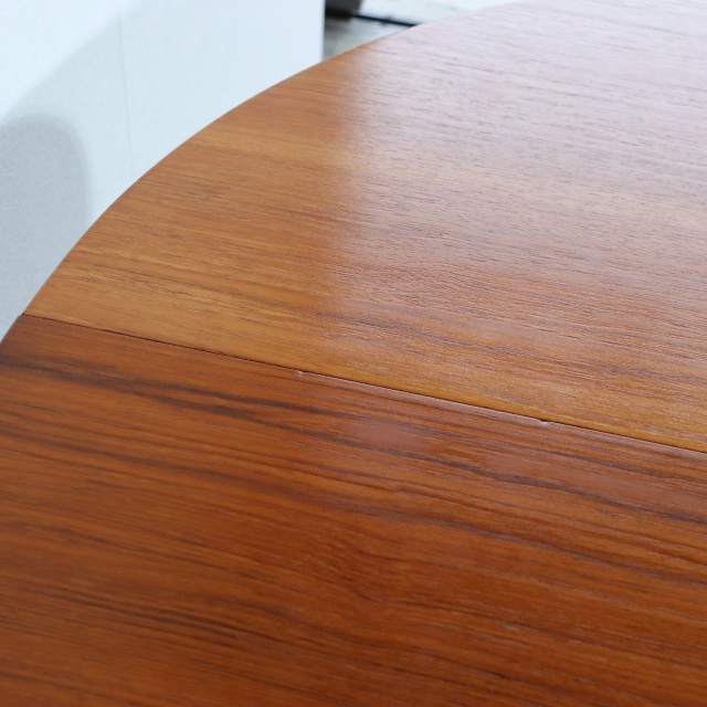 ネイサンNathanのダイニングテーブル