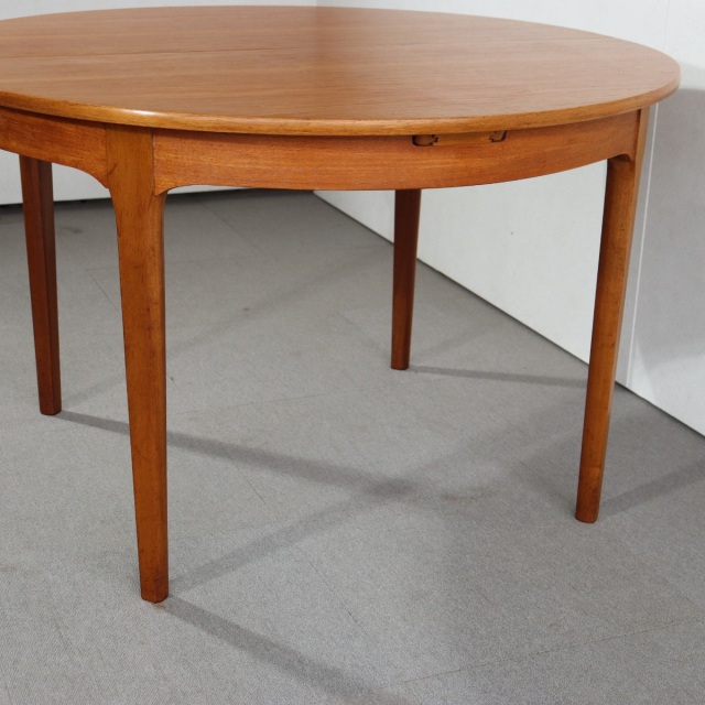 ネイサンNathanのダイニングテーブル