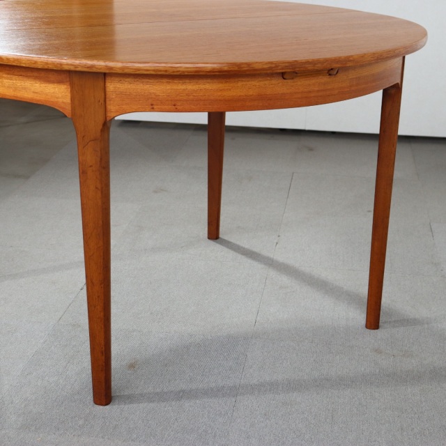 ネイサンNathanのダイニングテーブル