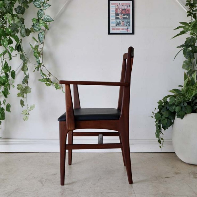 アフリカンチーク材の濃い茶の肘掛付きの椅子。座面はレザーの黒色。022104。