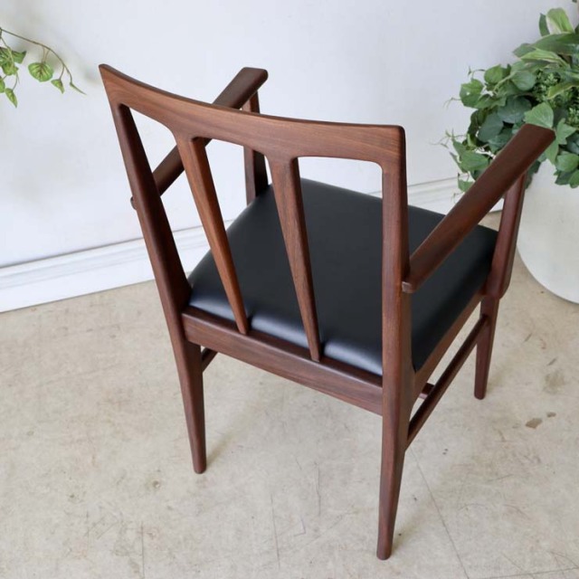 アフリカンチーク材の濃い茶の肘掛付きの椅子。座面はレザーの黒色。022104。