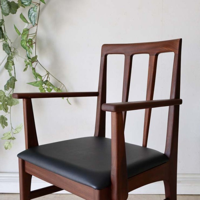 アフリカンチーク材の濃い茶の肘掛付きの椅子。座面はレザーの黒色。022104。