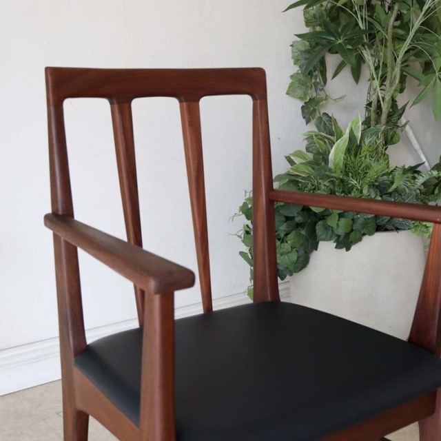 アフリカンチーク材の濃い茶の肘掛付きの椅子。座面はレザーの黒色。022104。