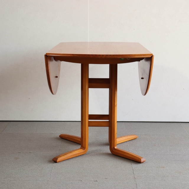 アーコールErcolのダイニングテーブル