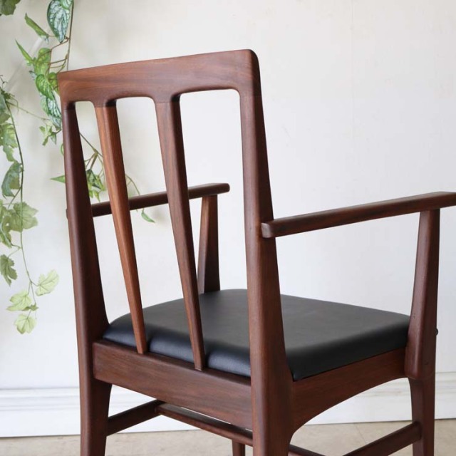アフリカンチーク材の濃い茶の肘掛付きの椅子。座面はレザーの黒色。022104。