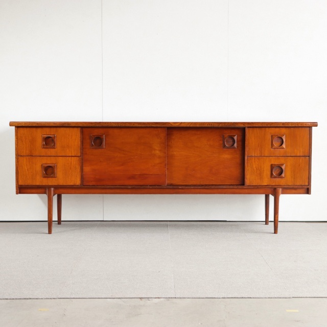 英国ヴィンテージのチーク材のサイドボード