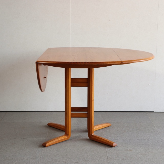 アーコールErcolのダイニングテーブル