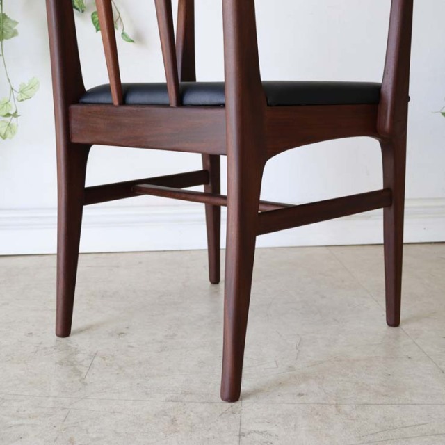 アフリカンチーク材の濃い茶の肘掛付きの椅子。座面はレザーの黒色。022104。