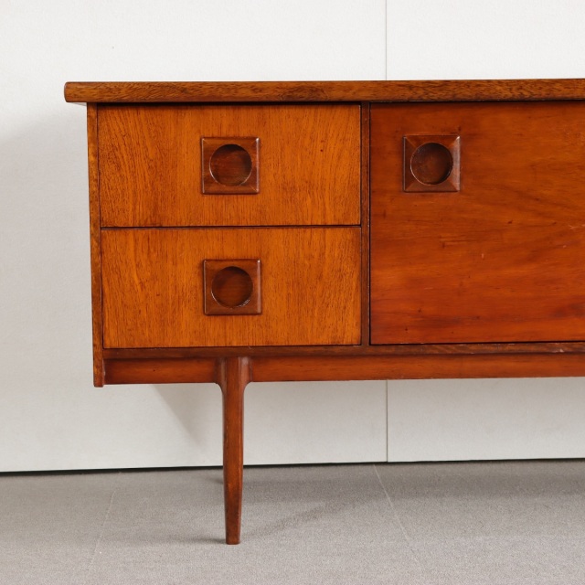 英国ヴィンテージのチーク材のサイドボード