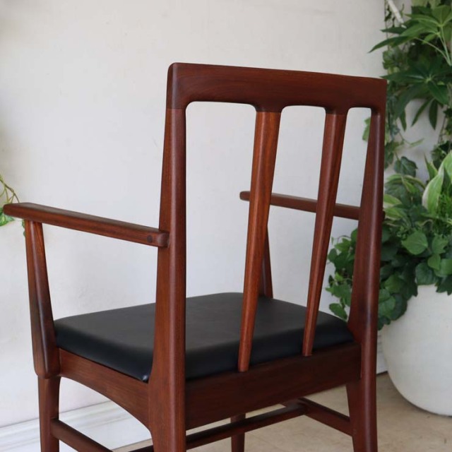 アフリカンチーク材の濃い茶の肘掛付きの椅子。座面はレザーの黒色。022104。