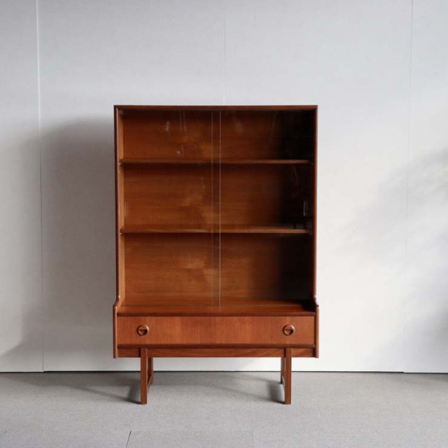 英国ヴィンテージであるターニッジturnidgeのキャビネット