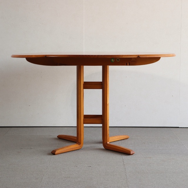 アーコールErcolのダイニングテーブル