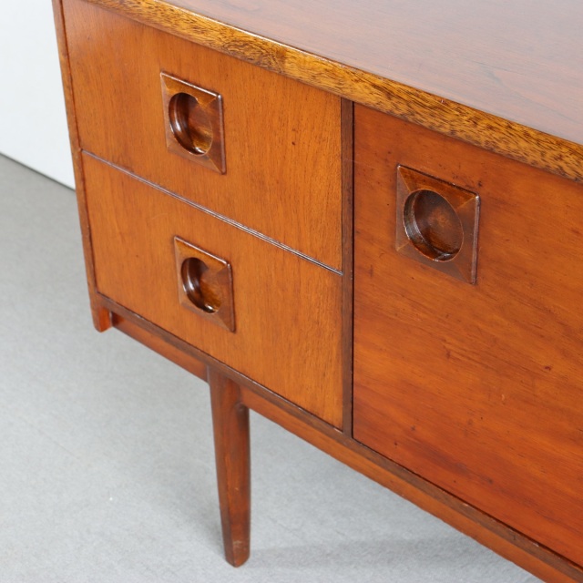 英国ヴィンテージのチーク材のサイドボード