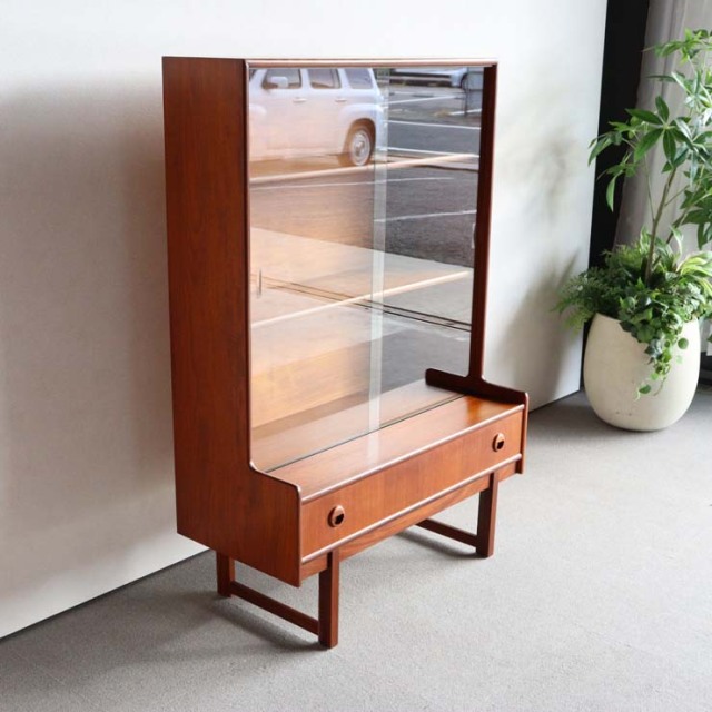 英国ヴィンテージであるターニッジturnidgeのキャビネット