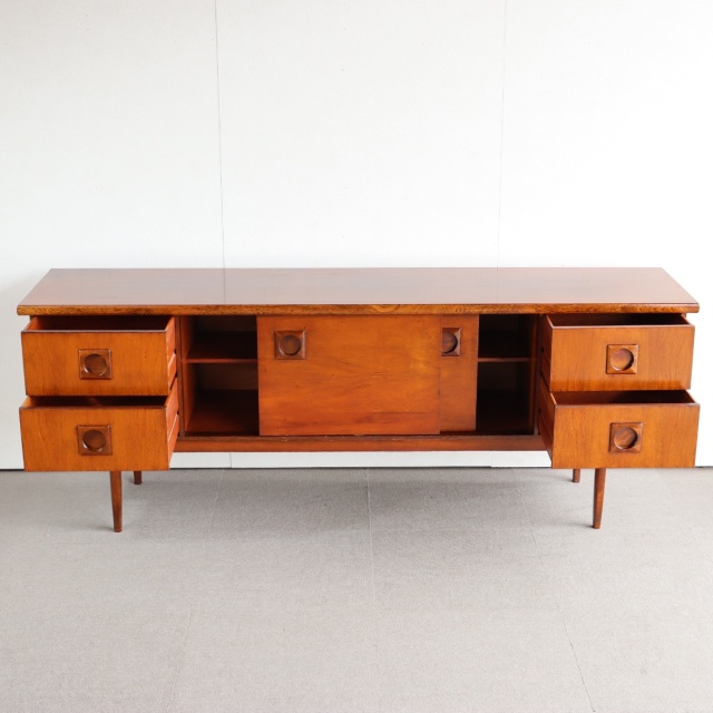 英国ヴィンテージのチーク材のサイドボード