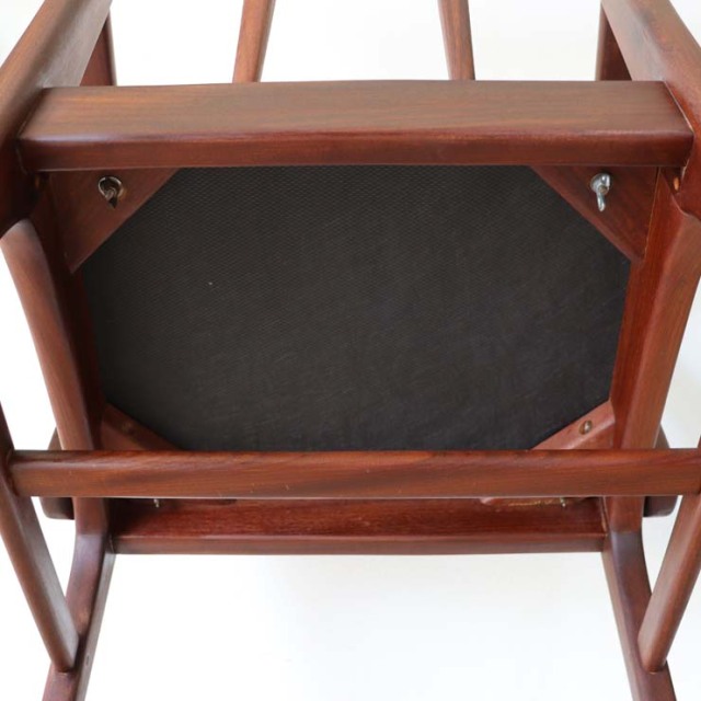 アフリカンチーク材の濃い茶の肘掛付きの椅子。座面はレザーの黒色。022104。