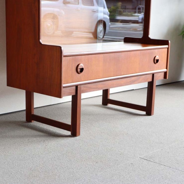 英国ヴィンテージであるターニッジturnidgeのキャビネット