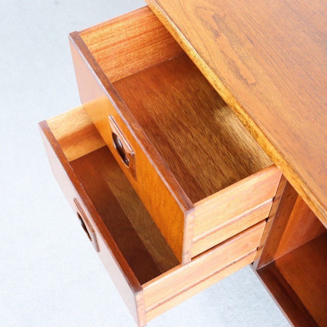 英国ヴィンテージのチーク材のサイドボード