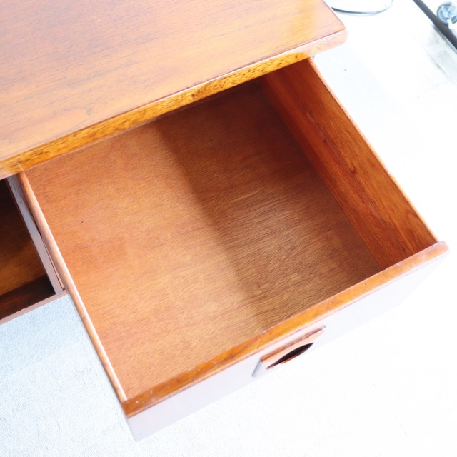 英国ヴィンテージのチーク材のサイドボード