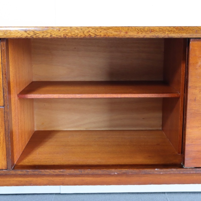 英国ヴィンテージのチーク材のサイドボード