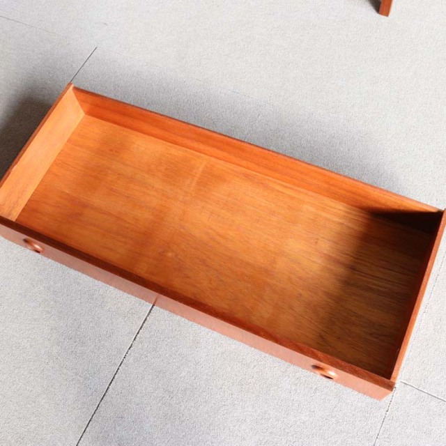 英国ヴィンテージであるターニッジturnidgeのキャビネット