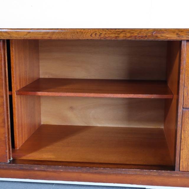 英国ヴィンテージのチーク材のサイドボード