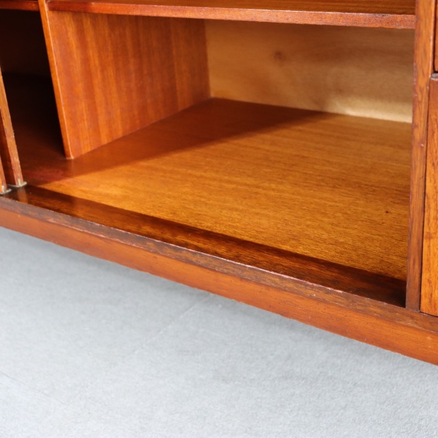 英国ヴィンテージのチーク材のサイドボード