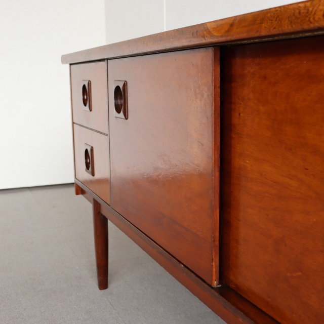 英国ヴィンテージのチーク材のサイドボード