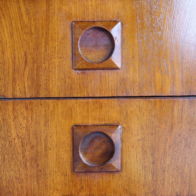 英国ヴィンテージのチーク材のサイドボード