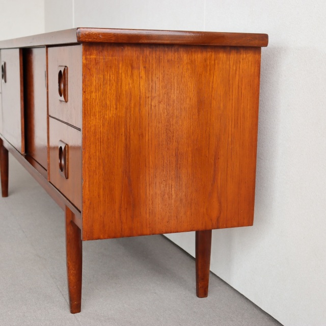 英国ヴィンテージのチーク材のサイドボード