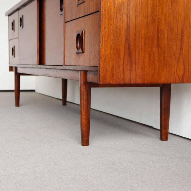 英国ヴィンテージのチーク材のサイドボード