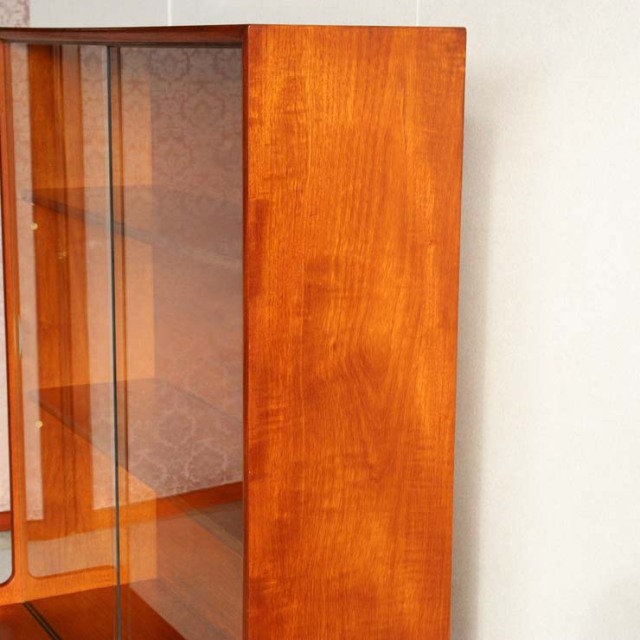 英国ヴィンテージであるターニッジturnidgeのキャビネット