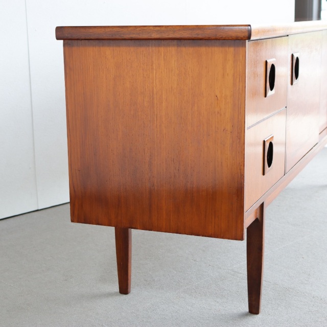 英国ヴィンテージのチーク材のサイドボード