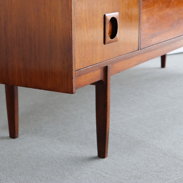 英国ヴィンテージのチーク材のサイドボード