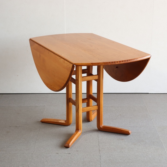 アーコールErcolのダイニングテーブル