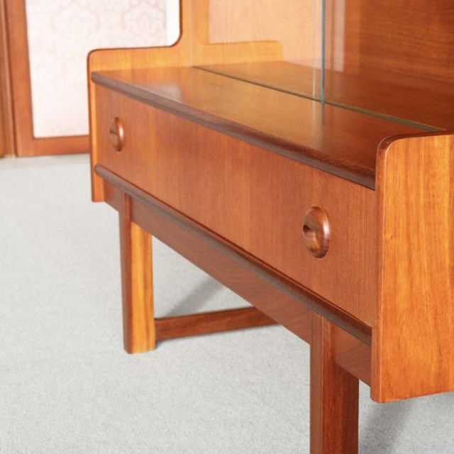 英国ヴィンテージであるターニッジturnidgeのキャビネット