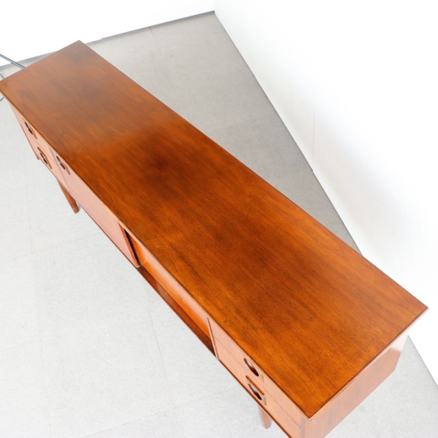 英国ヴィンテージのチーク材のサイドボード