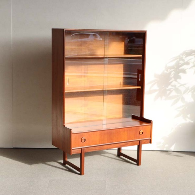 英国ヴィンテージであるターニッジturnidgeのキャビネット