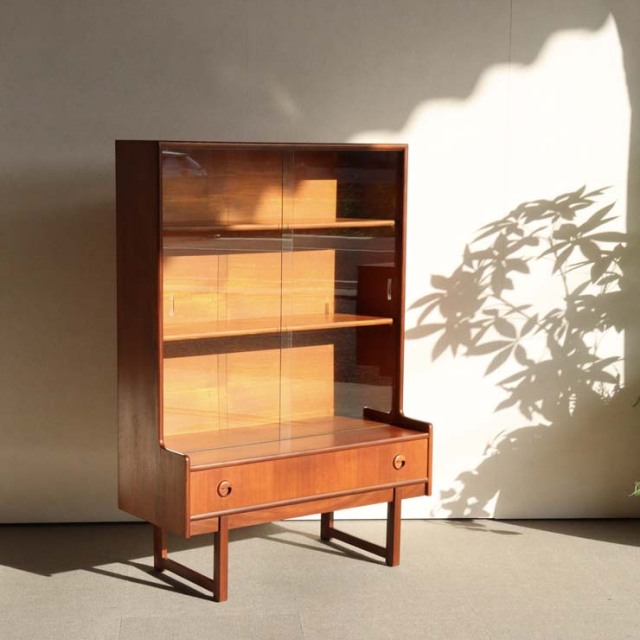 英国ヴィンテージであるターニッジturnidgeのキャビネット