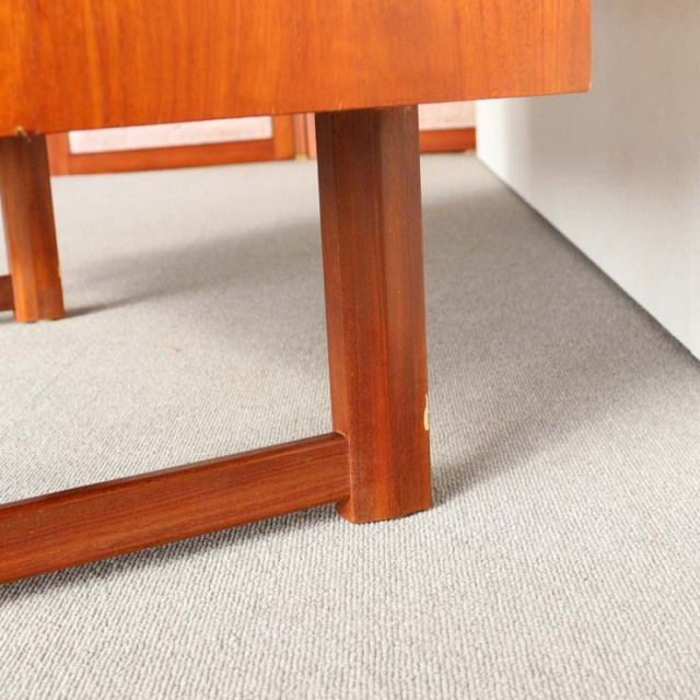 英国ヴィンテージであるターニッジturnidgeのキャビネット