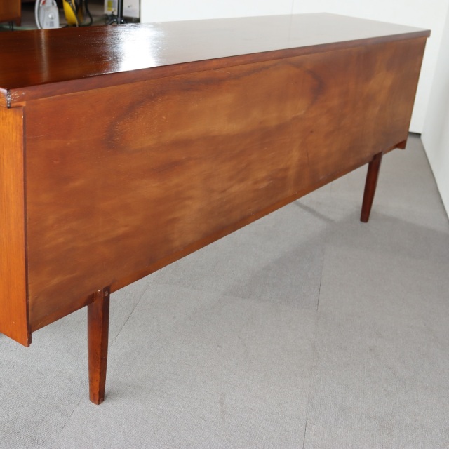 英国ヴィンテージのチーク材のサイドボード