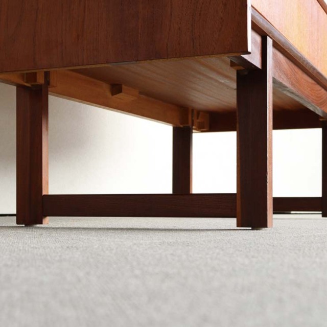 英国ヴィンテージであるターニッジturnidgeのキャビネット