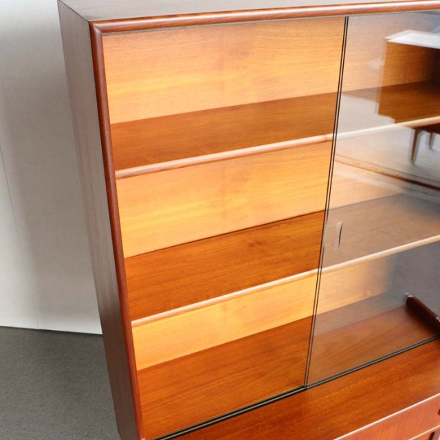 英国ヴィンテージであるターニッジturnidgeのキャビネット