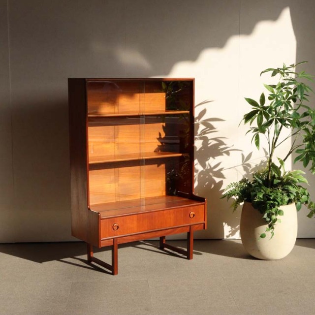 英国ヴィンテージであるターニッジturnidgeのキャビネット