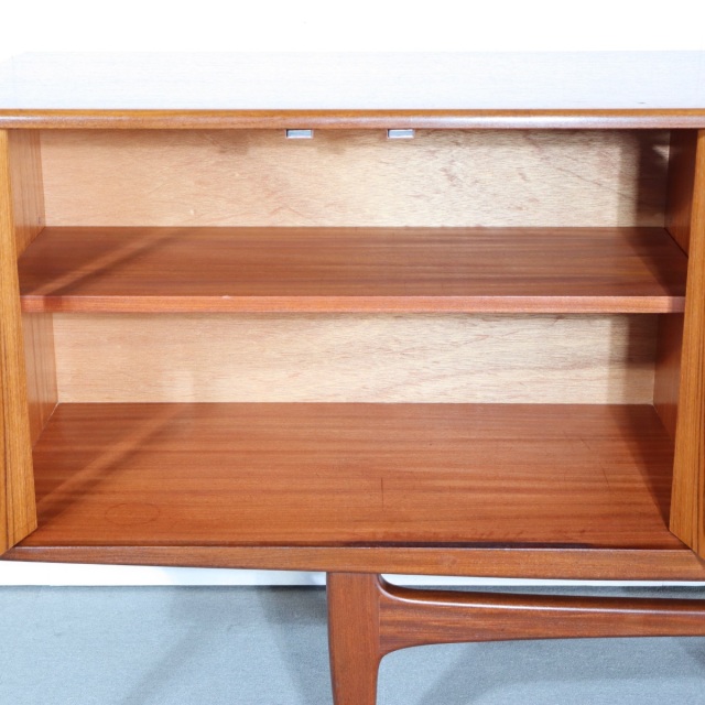 ジープラン製サイドボード。チーク材の木目がやさしく映える北欧ヴィンテージ。落ち着いた空気感。