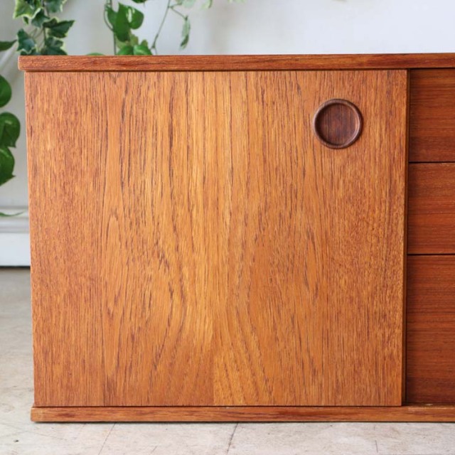 ライトブラウンの直方体の幅の長いテレビ台、真ん中に引き出しが３段あり、両側は引き戸　122083